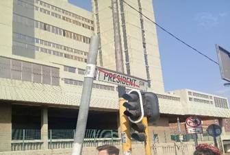 A traffic light in front of a building

Description automatically generated with medium confidence